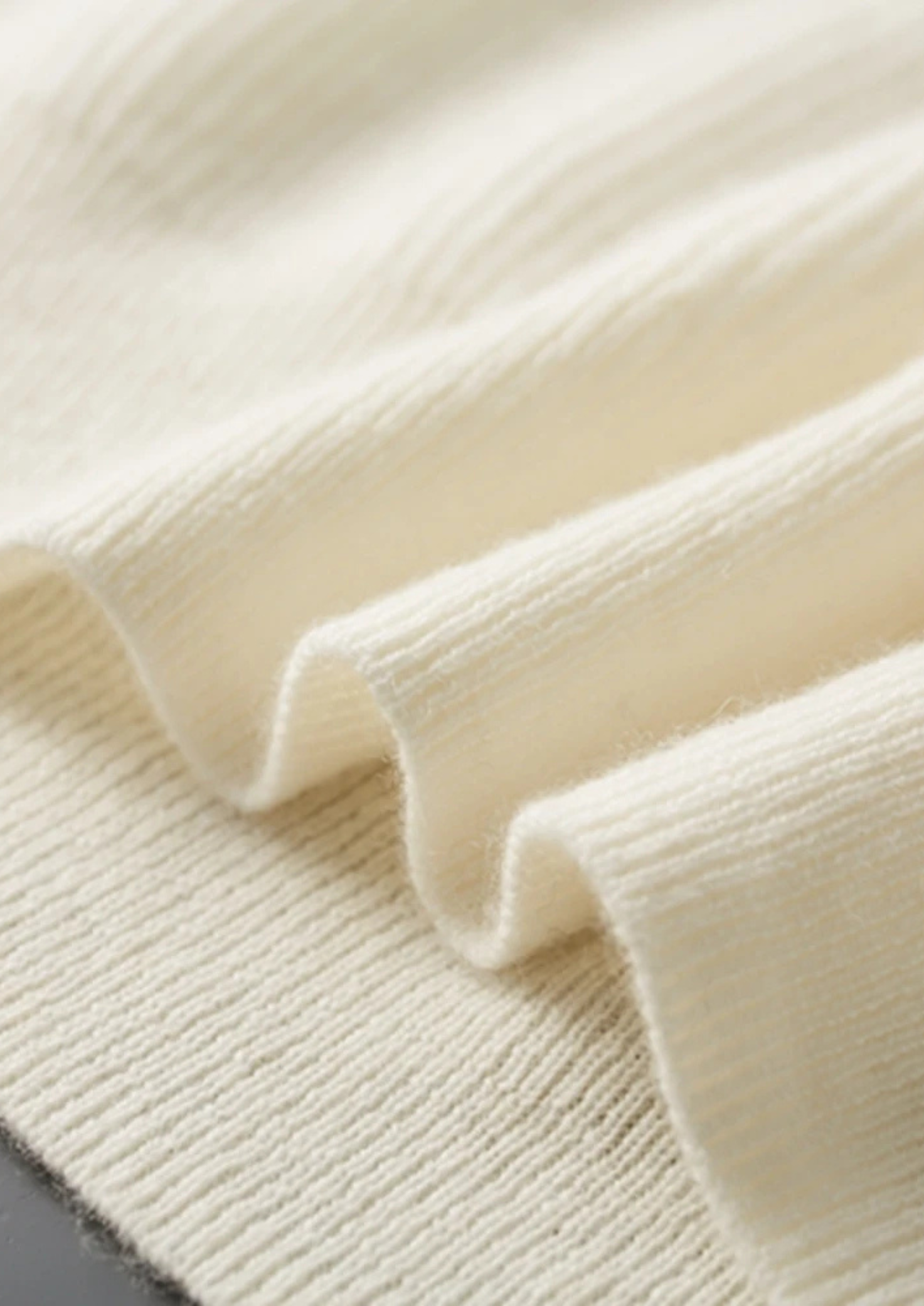 SECRET WEALTH | 100% CASHMERE BUTTON SWEATER