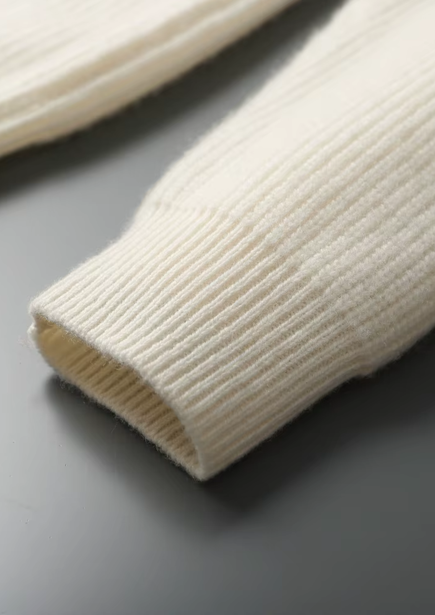 SECRET WEALTH | 100% CASHMERE RIBBED V-NECK SWEATER