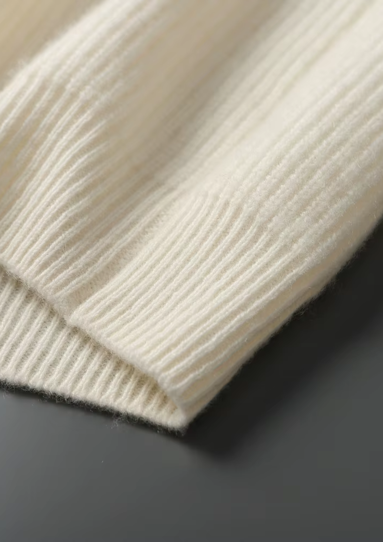 SECRET WEALTH | 100% CASHMERE RIBBED V-NECK SWEATER
