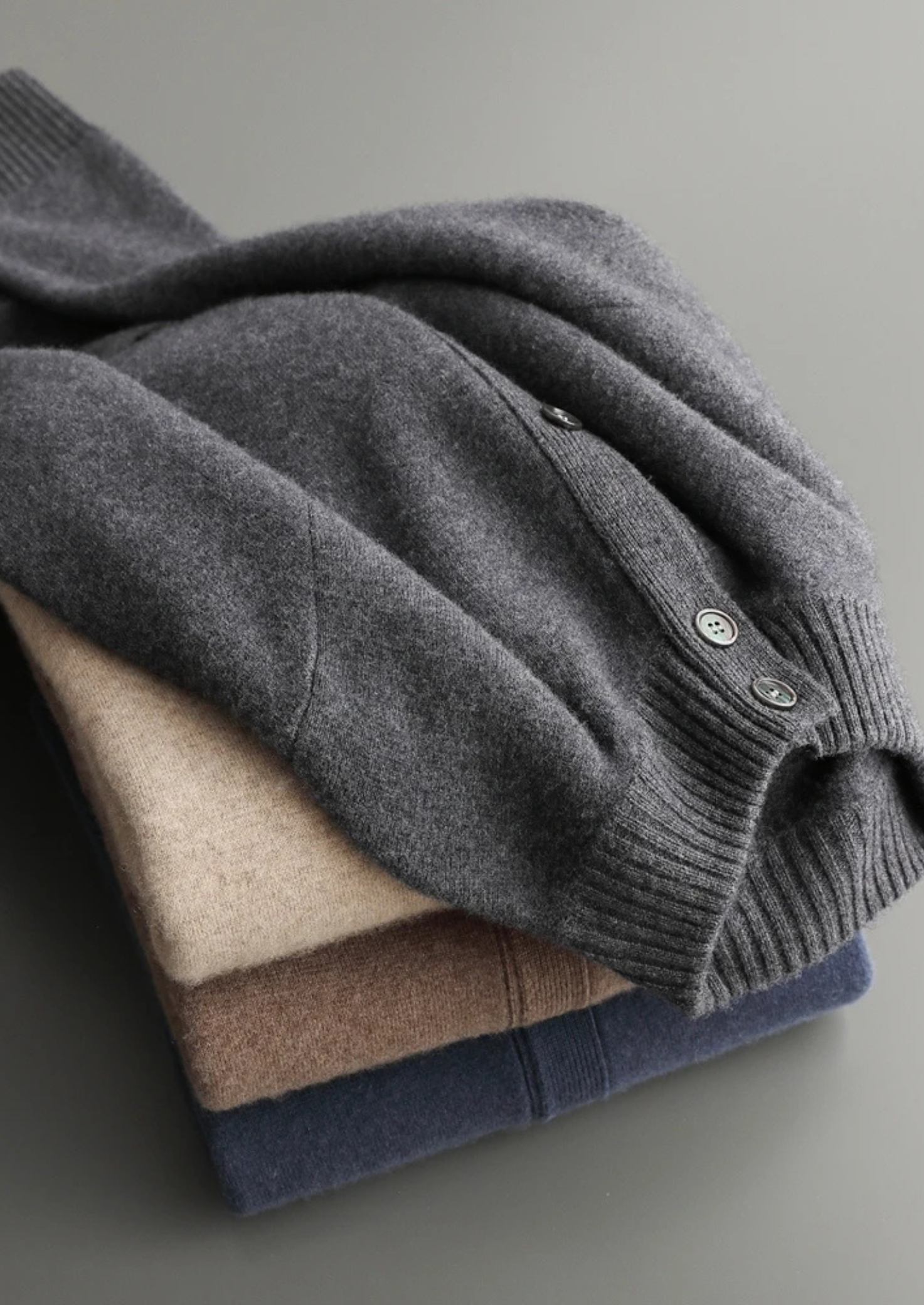 SECRET WEALTH | 100% CASHMERE BUTTON CARDIGAN