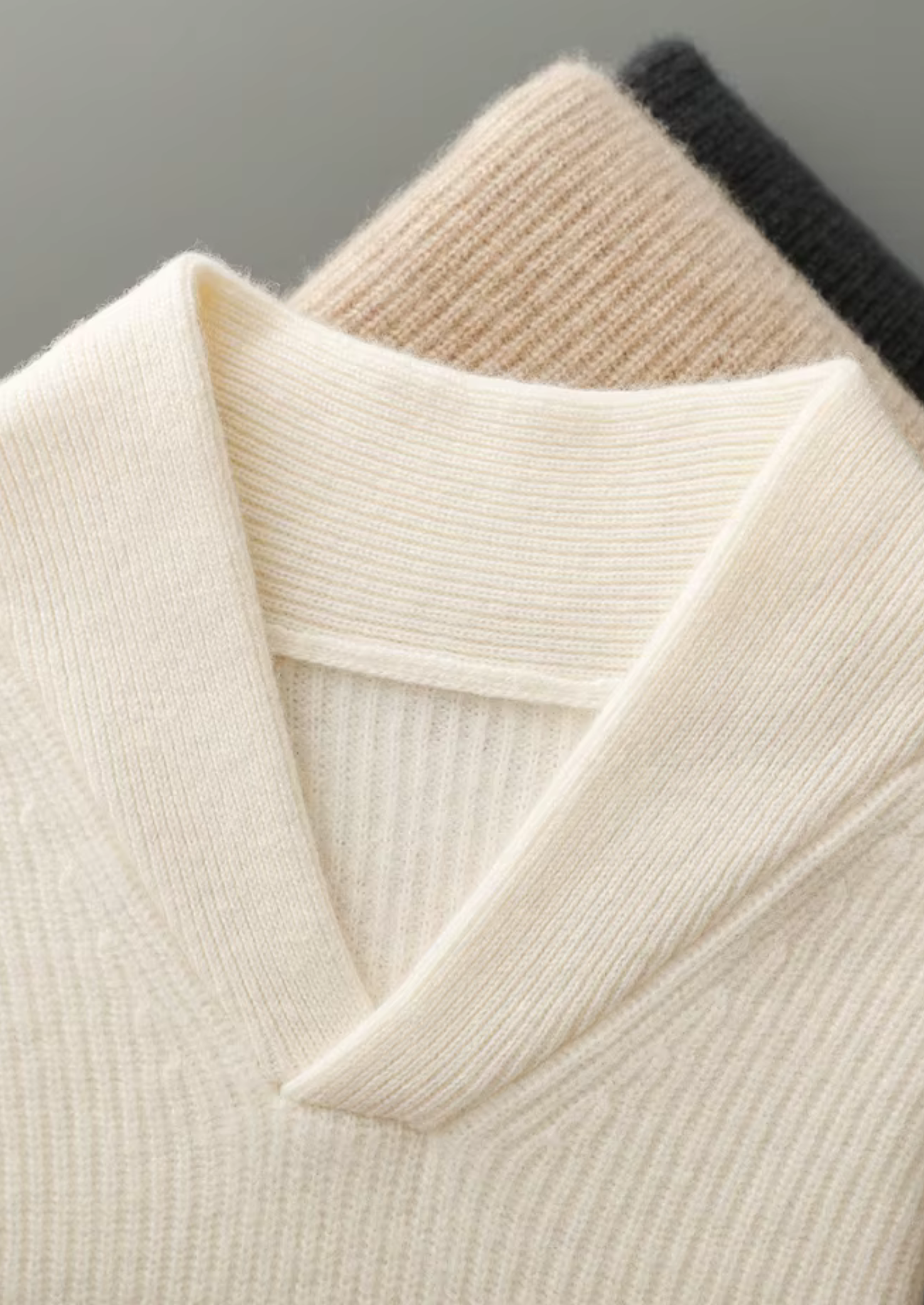 SECRET WEALTH | 100% CASHMERE RIBBED V-NECK SWEATER