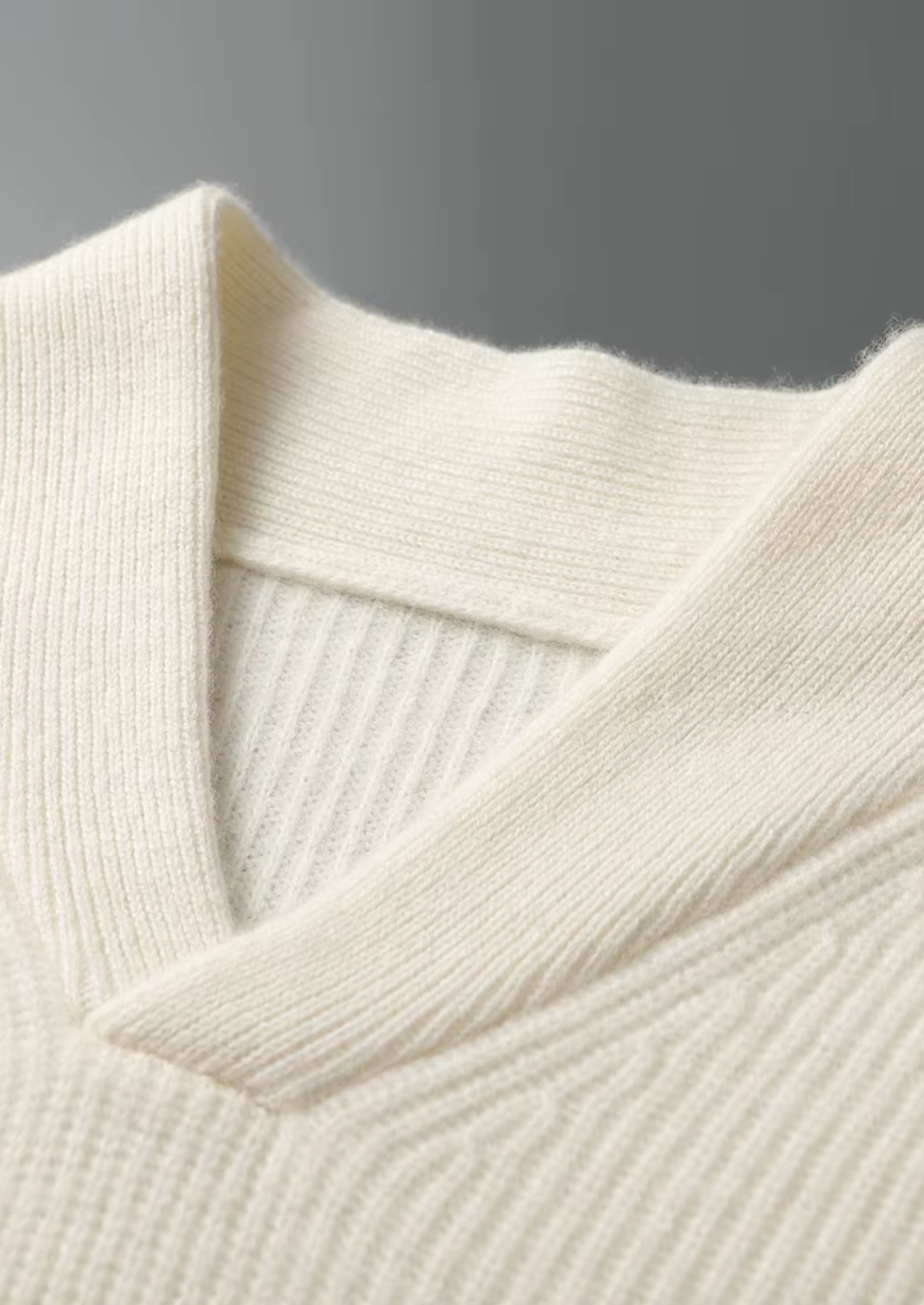 SECRET WEALTH | 100% CASHMERE RIBBED V-NECK SWEATER