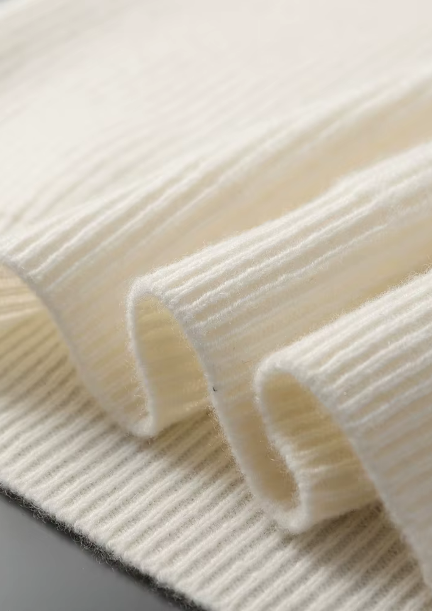 SECRET WEALTH | 100% CASHMERE RIBBED V-NECK SWEATER