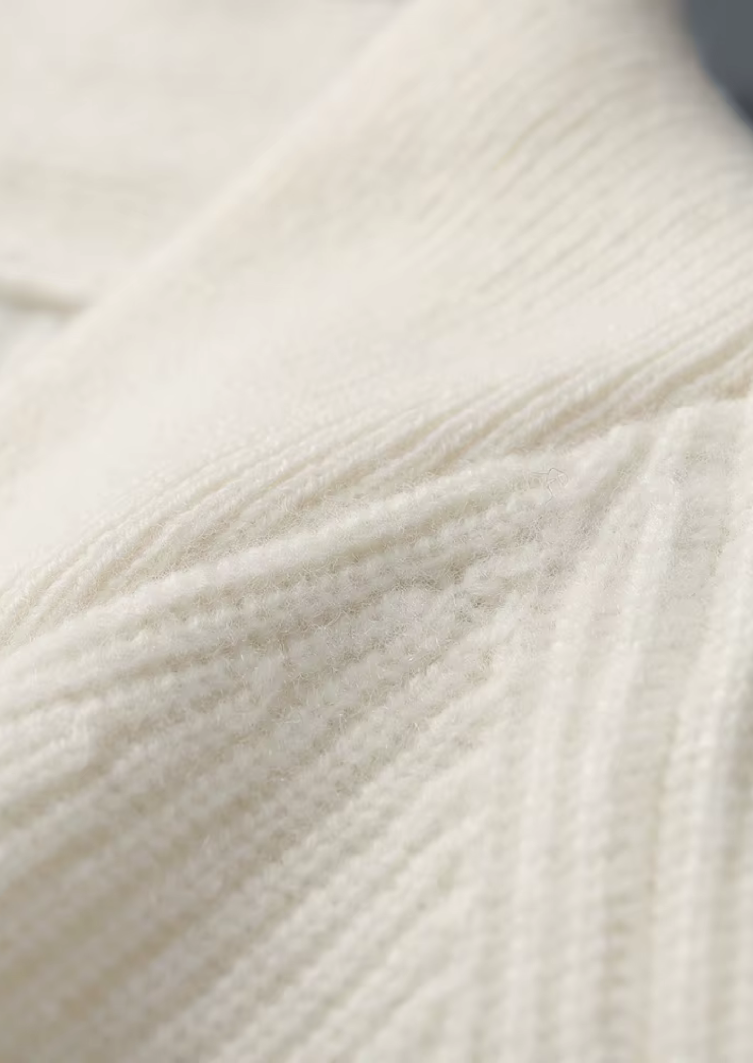 SECRET WEALTH | 100% CASHMERE RIBBED V-NECK SWEATER