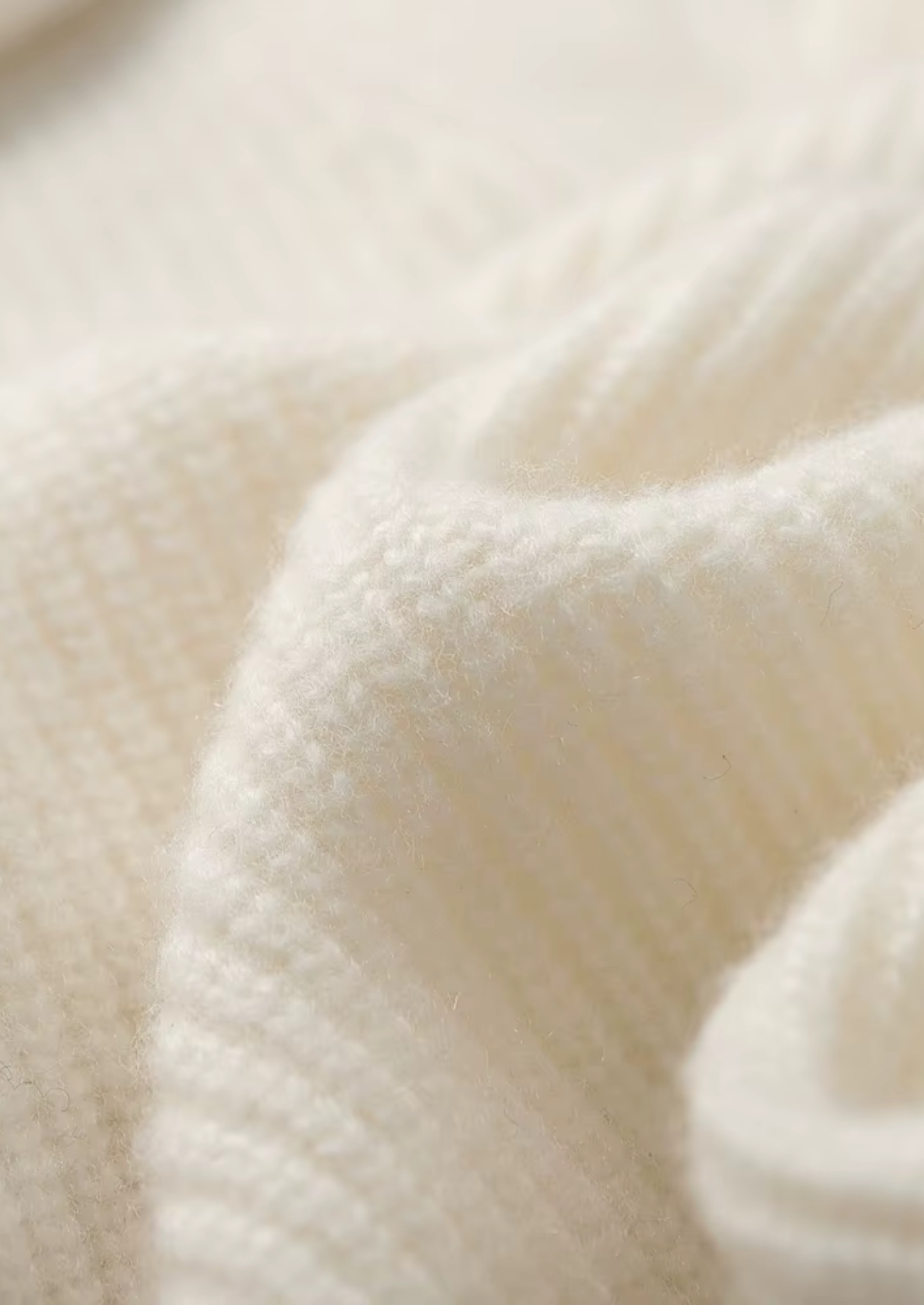 SECRET WEALTH | 100% CASHMERE RIBBED V-NECK SWEATER